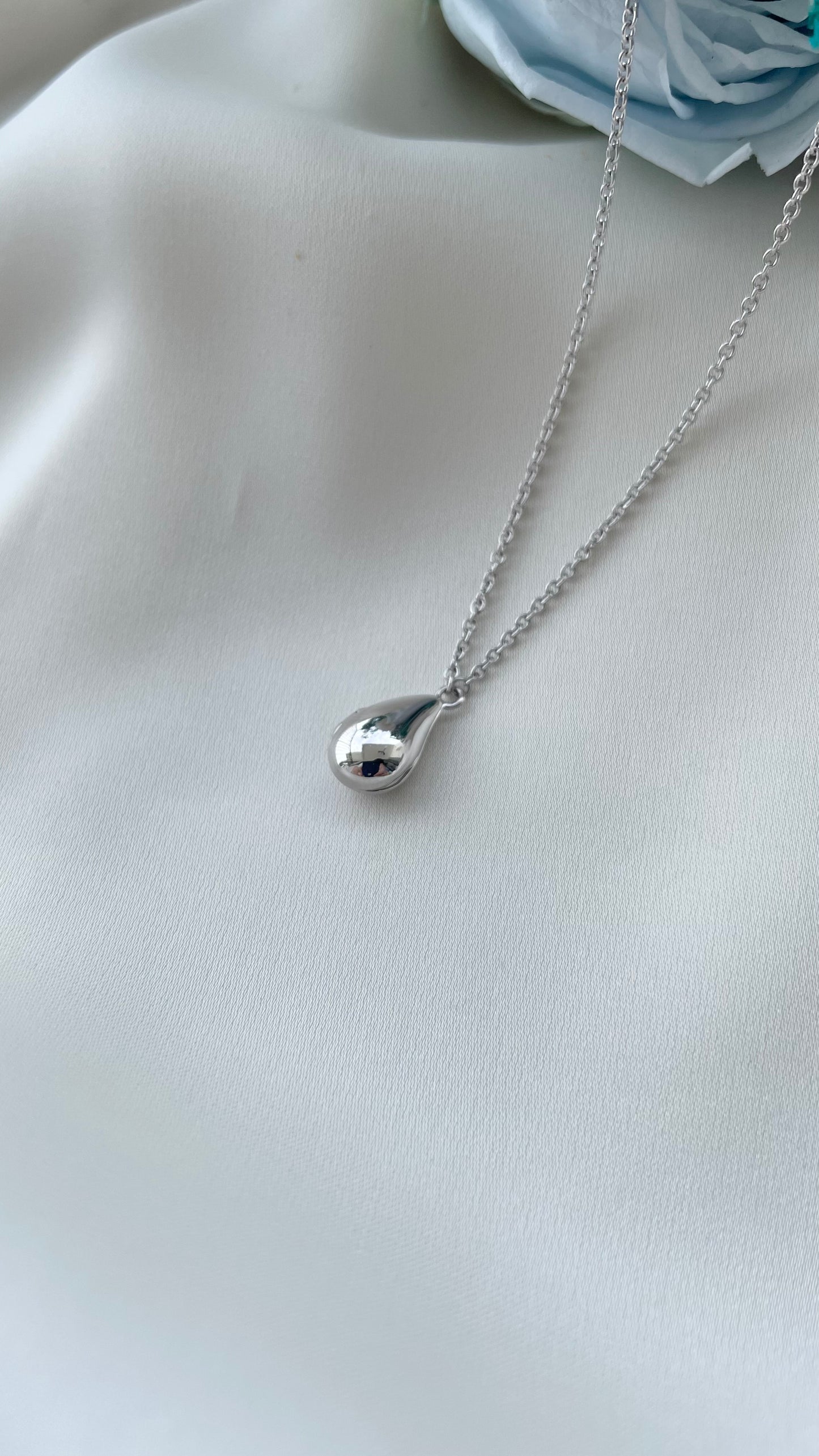 (Preorder) Teardrop Locket in Solid Gold 18K