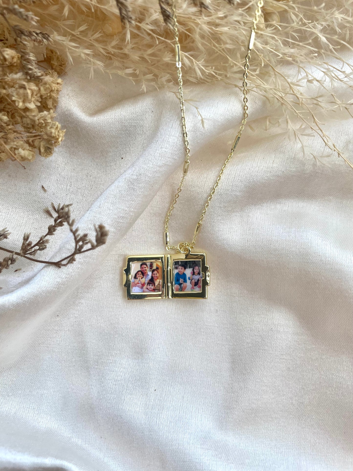 (PREORDER) Square Locket In Solid Gold 18K