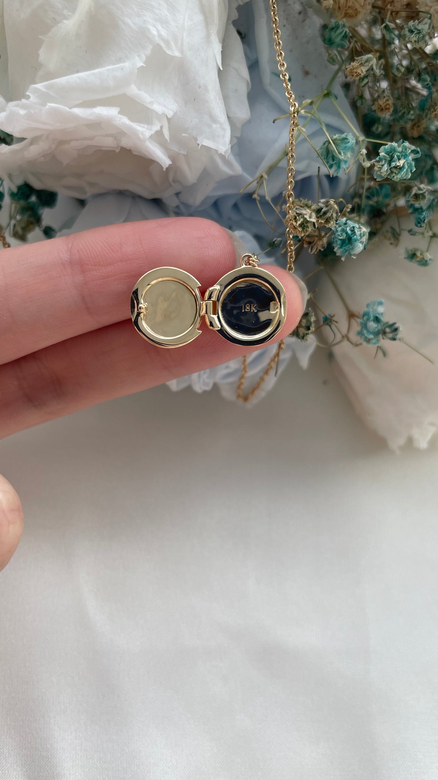 Circle Locket in Solid Gold 18K & 14K