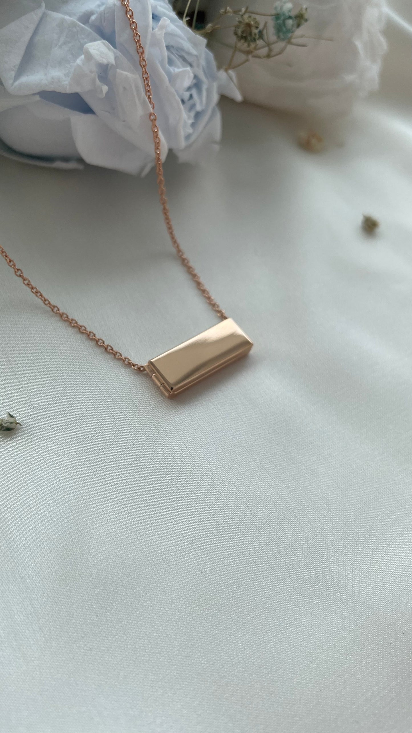 Bar Locket In Solid Gold 18K
