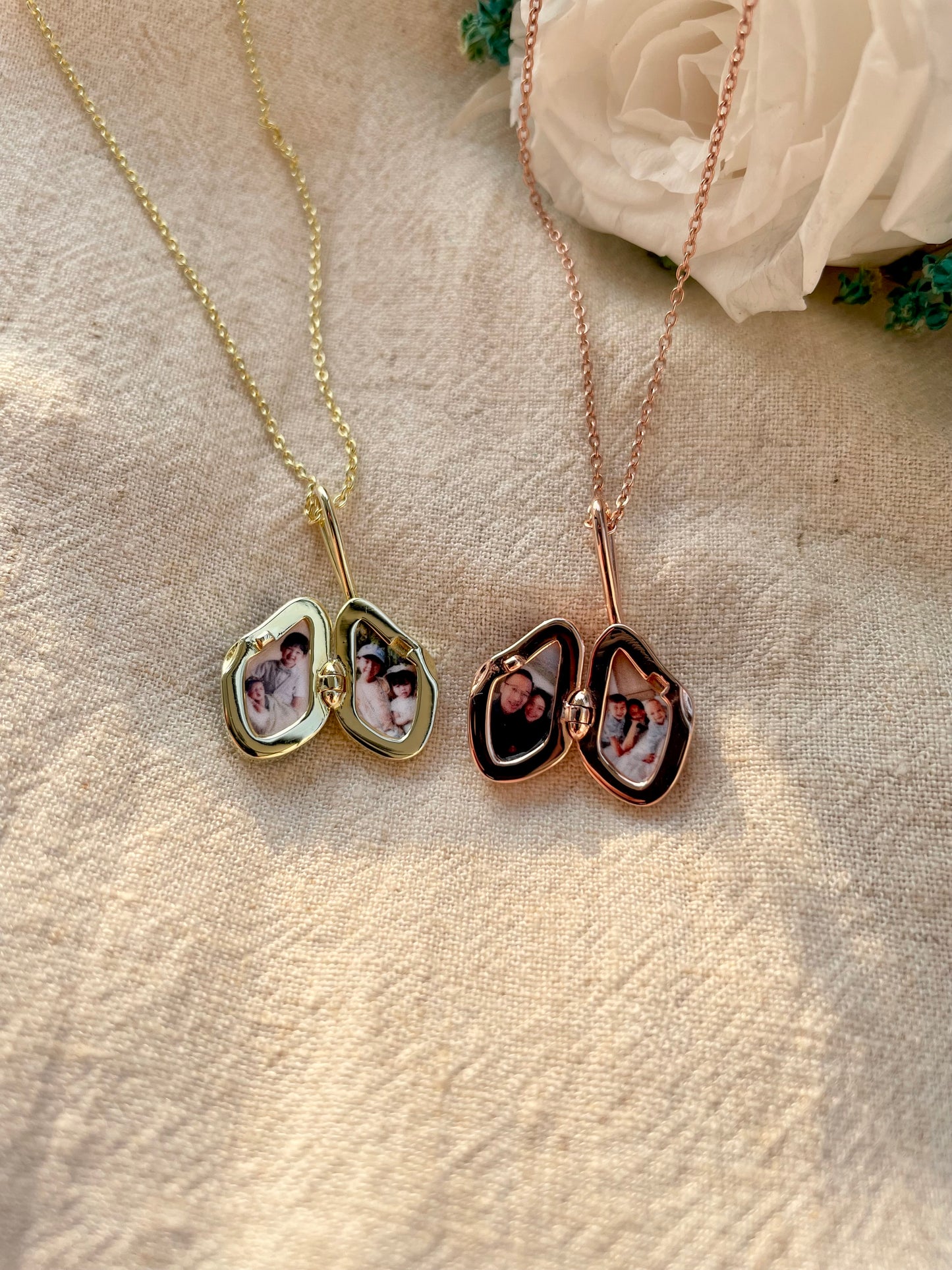 Islet Locket with Green Agate in Solid Gold 18K
