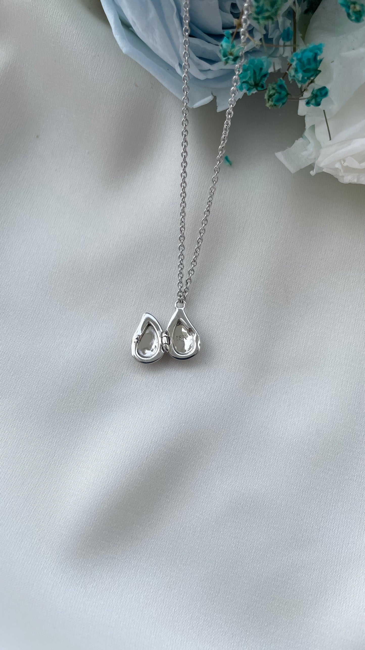 (Preorder) Teardrop Locket in Solid Gold 18K
