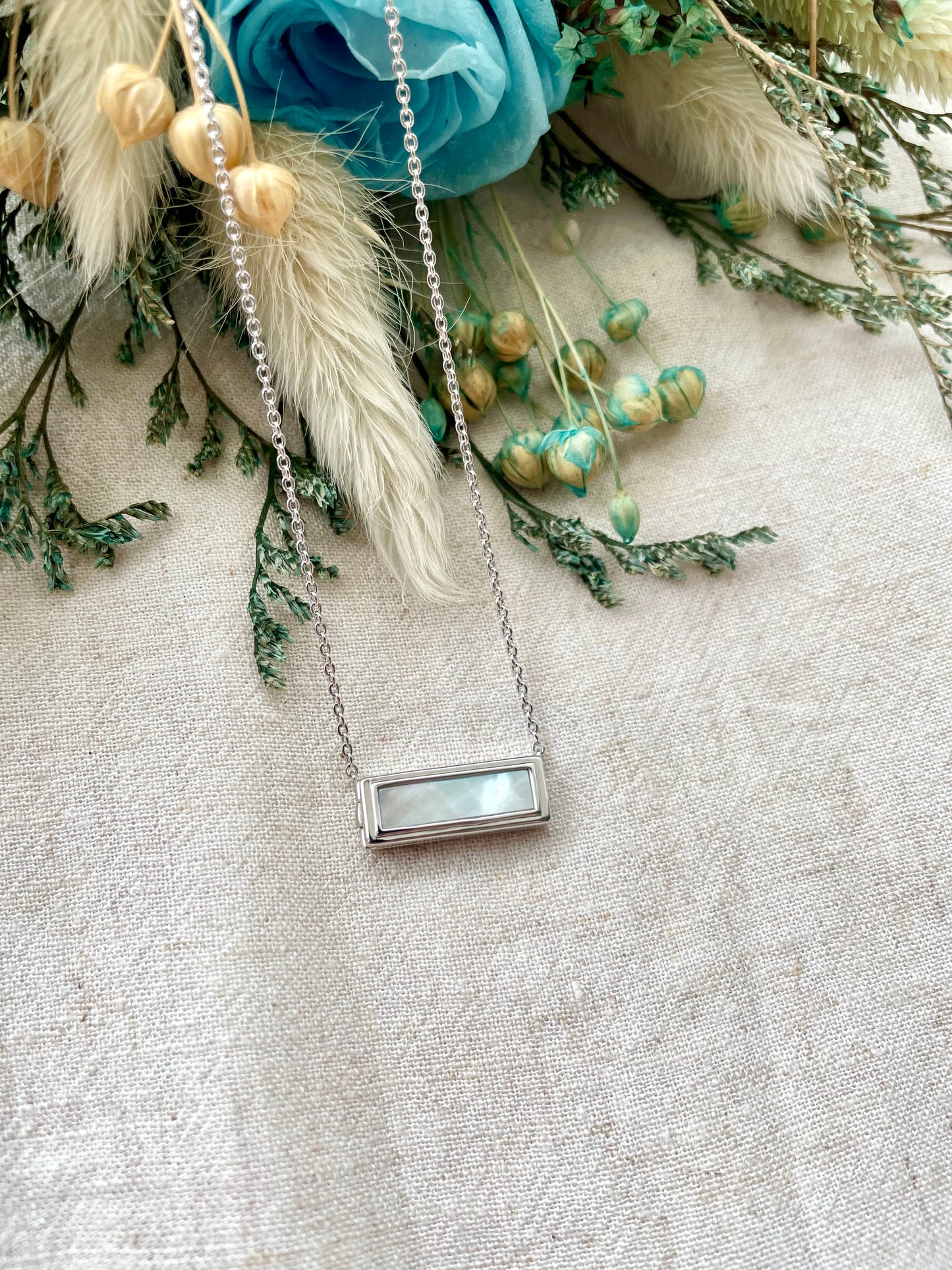 (PREORDER) Mother of Pearl Bar Locket In Solid Gold 18K