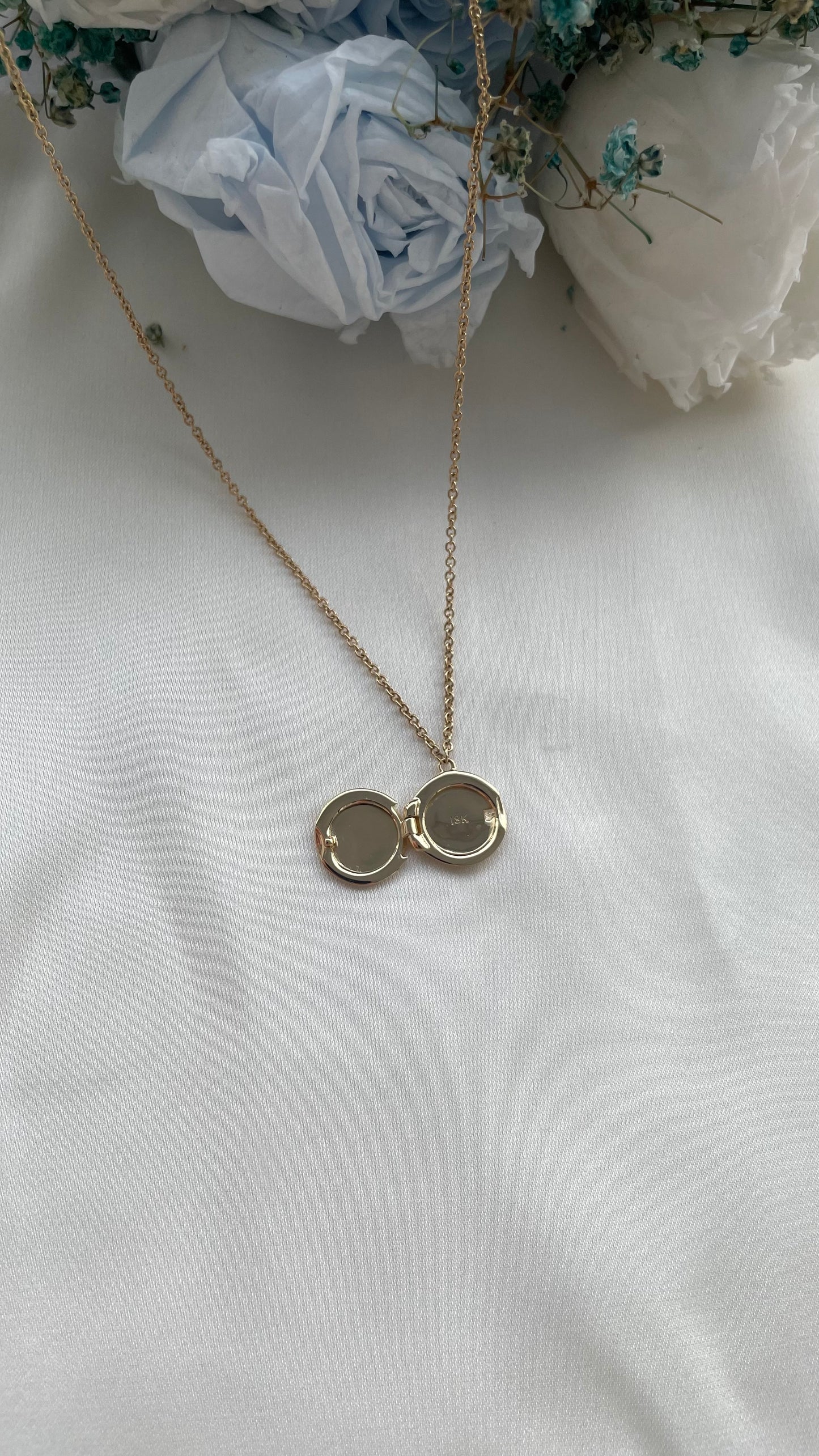 Circle Locket in Solid Gold 18K & 14K