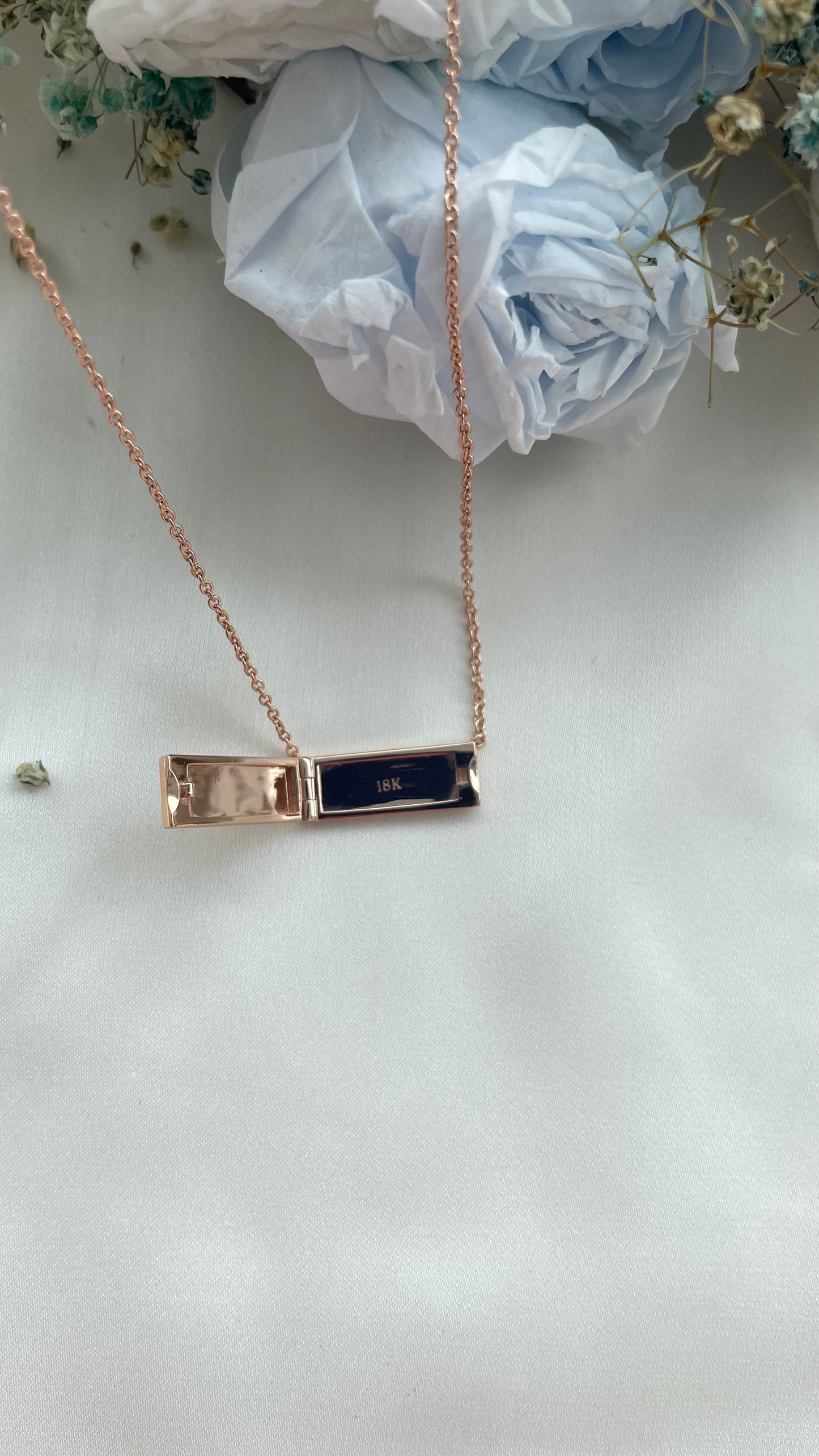 Bar Locket In Solid Gold 18K