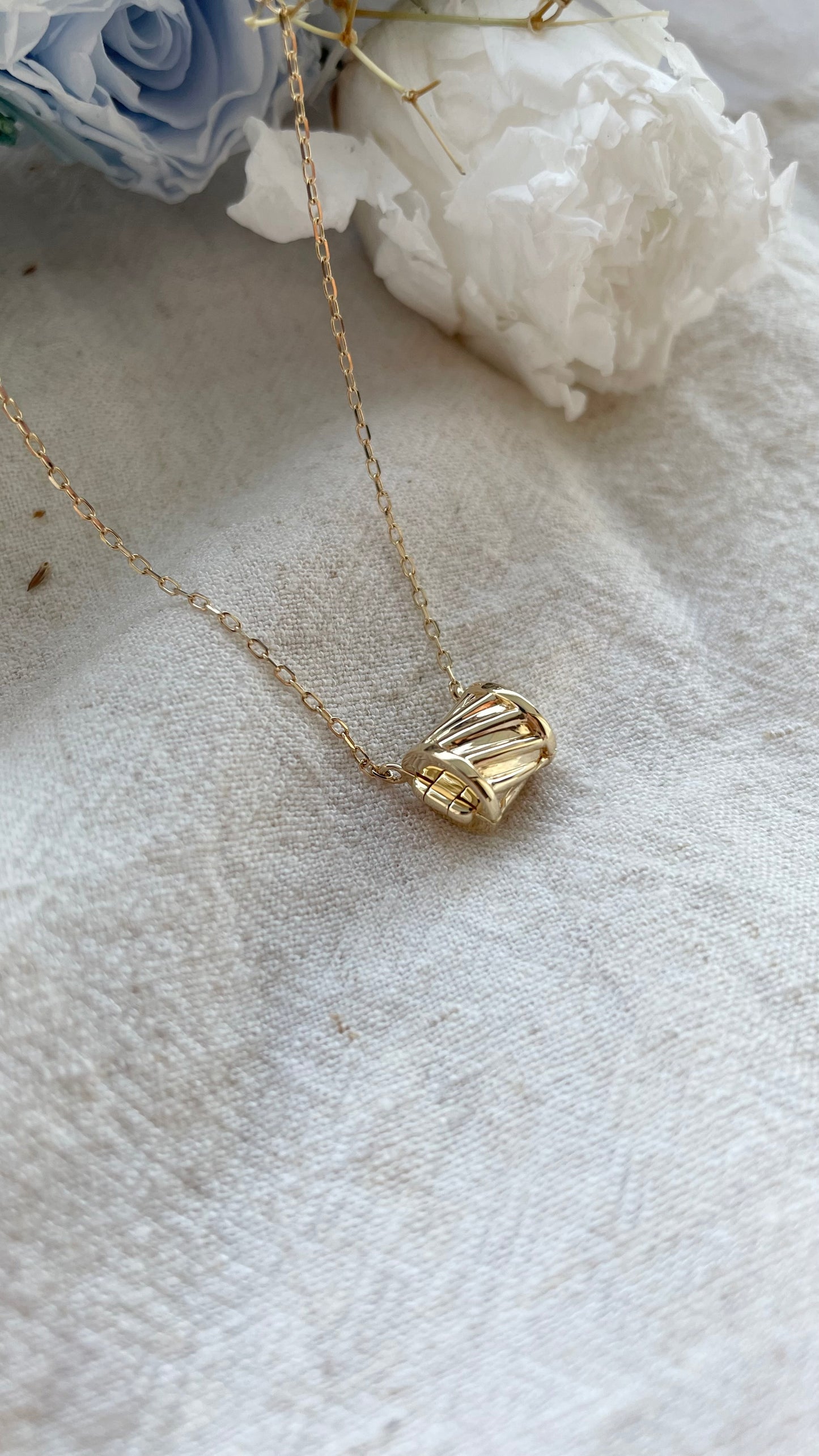 Barrel Locket In Solid Gold 18K