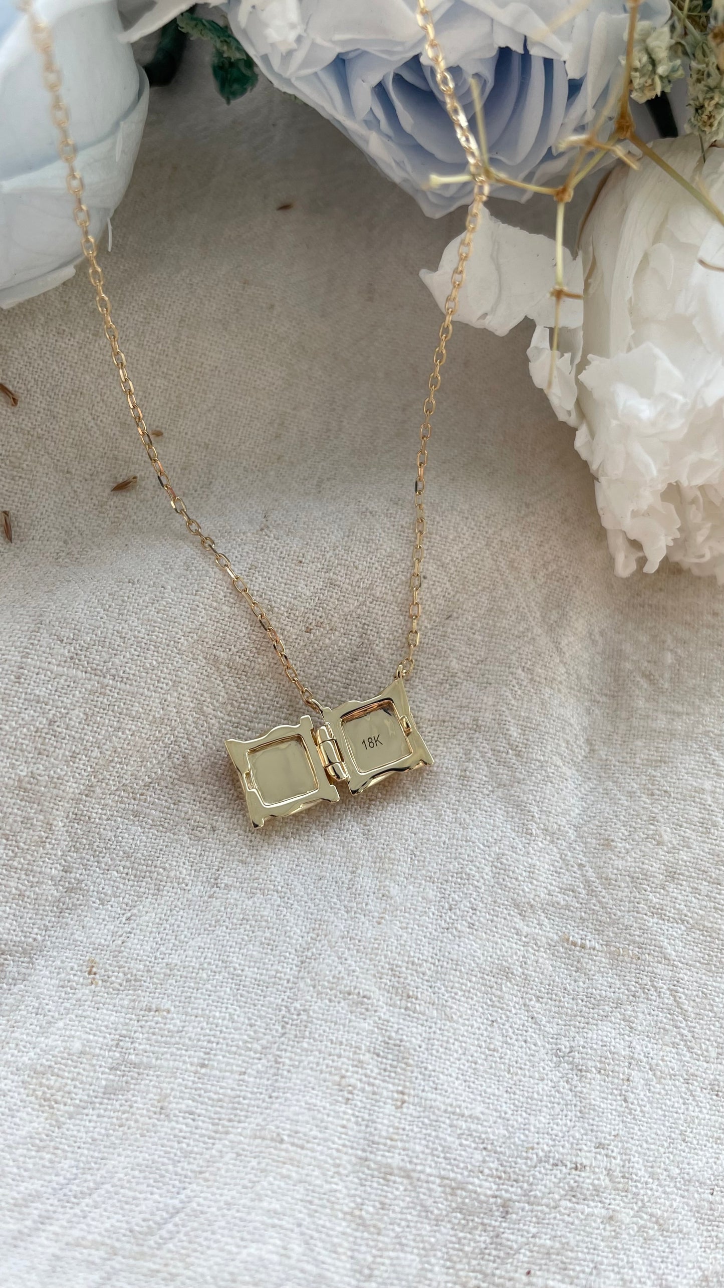 Barrel Locket In Solid Gold 18K