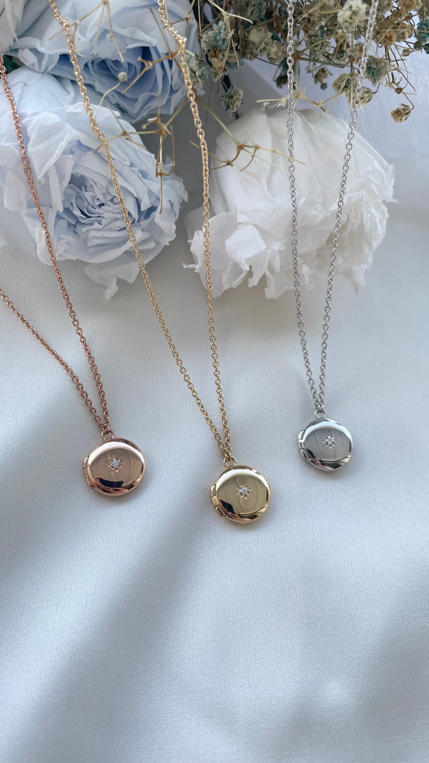 (PREORDER) Circle Locket with Diamond in Solid Gold 18K