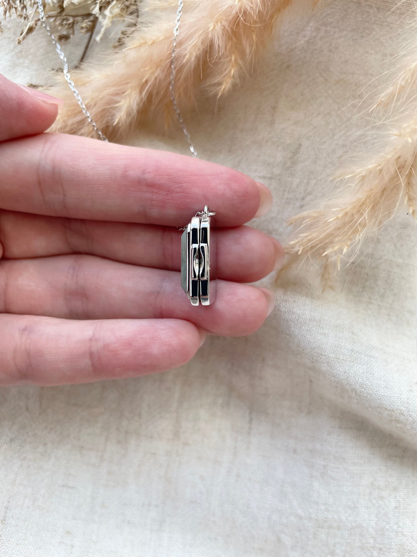 Blue Aventurine Locket in White Gold 18K
