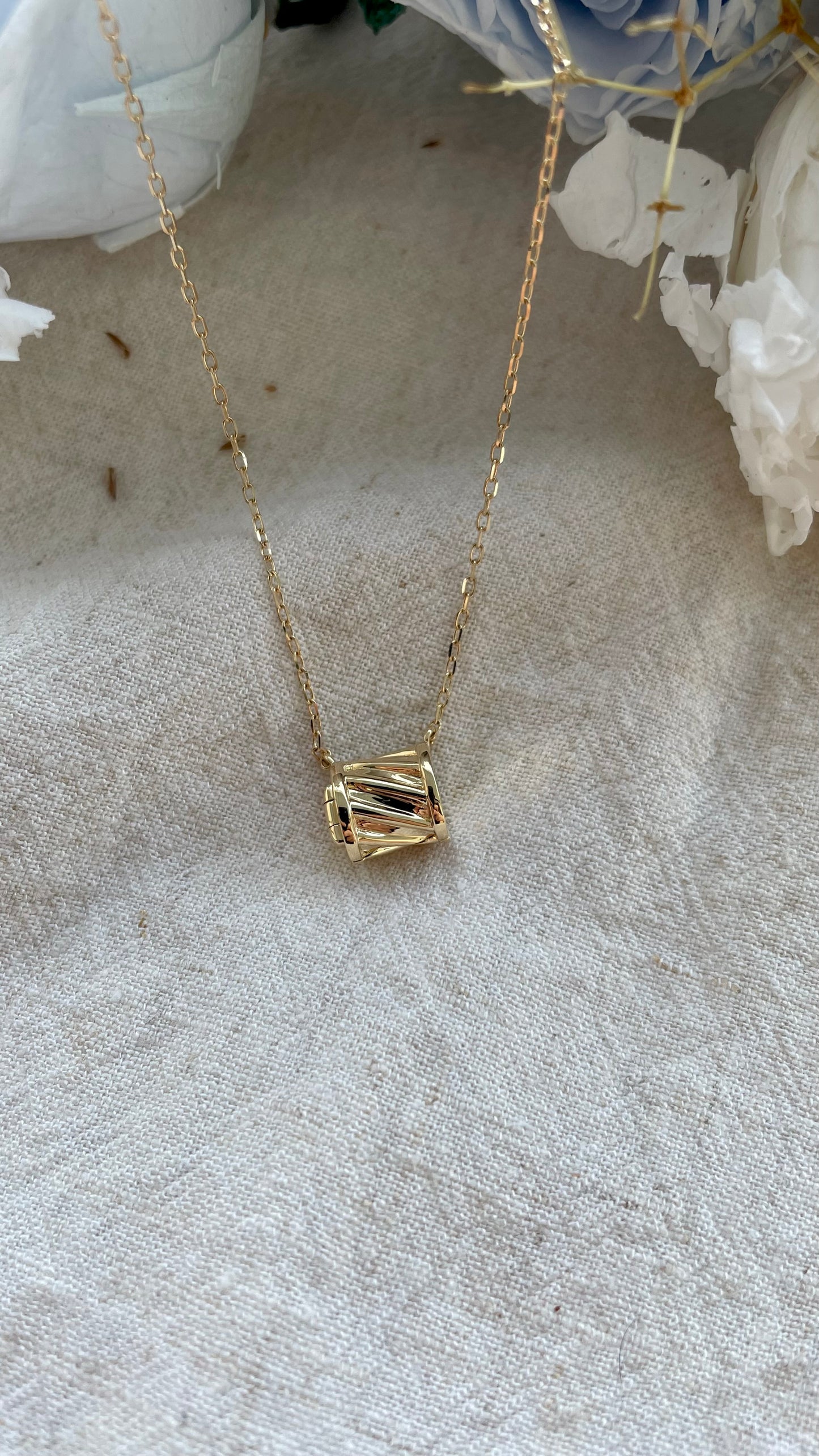 Barrel Locket In Solid Gold 18K