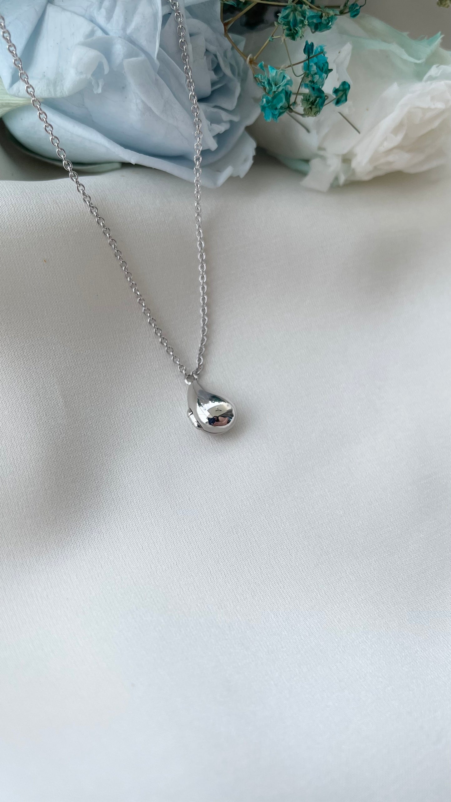 (Preorder) Teardrop Locket in Solid Gold 18K