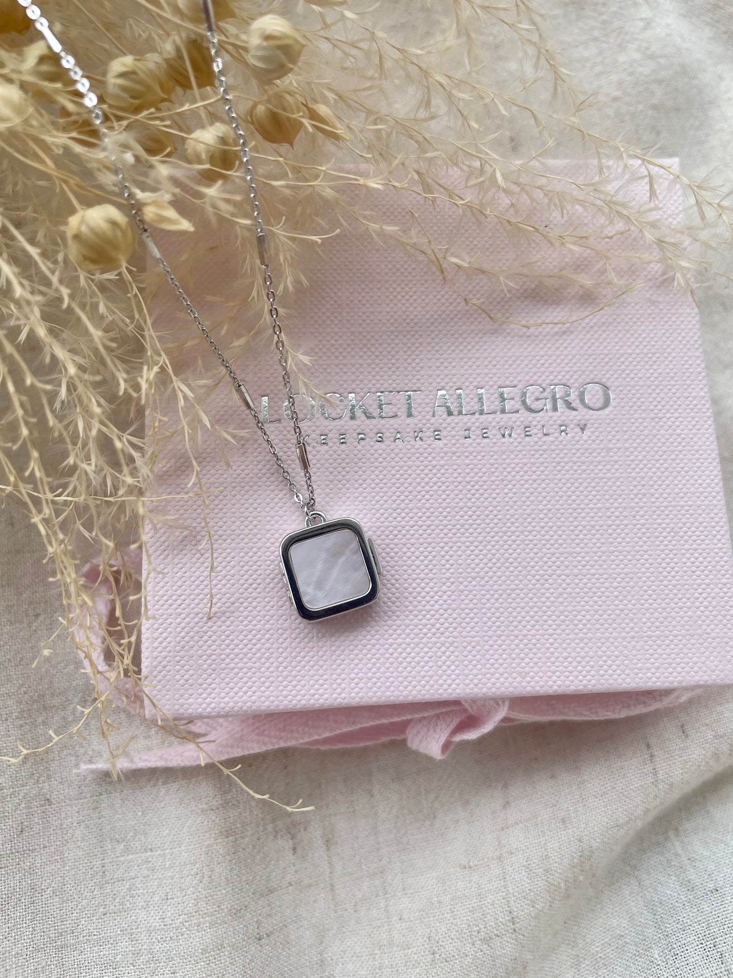 (PREORDER) Square Locket in Pink Mother of Pearl in Solid Gold 18K