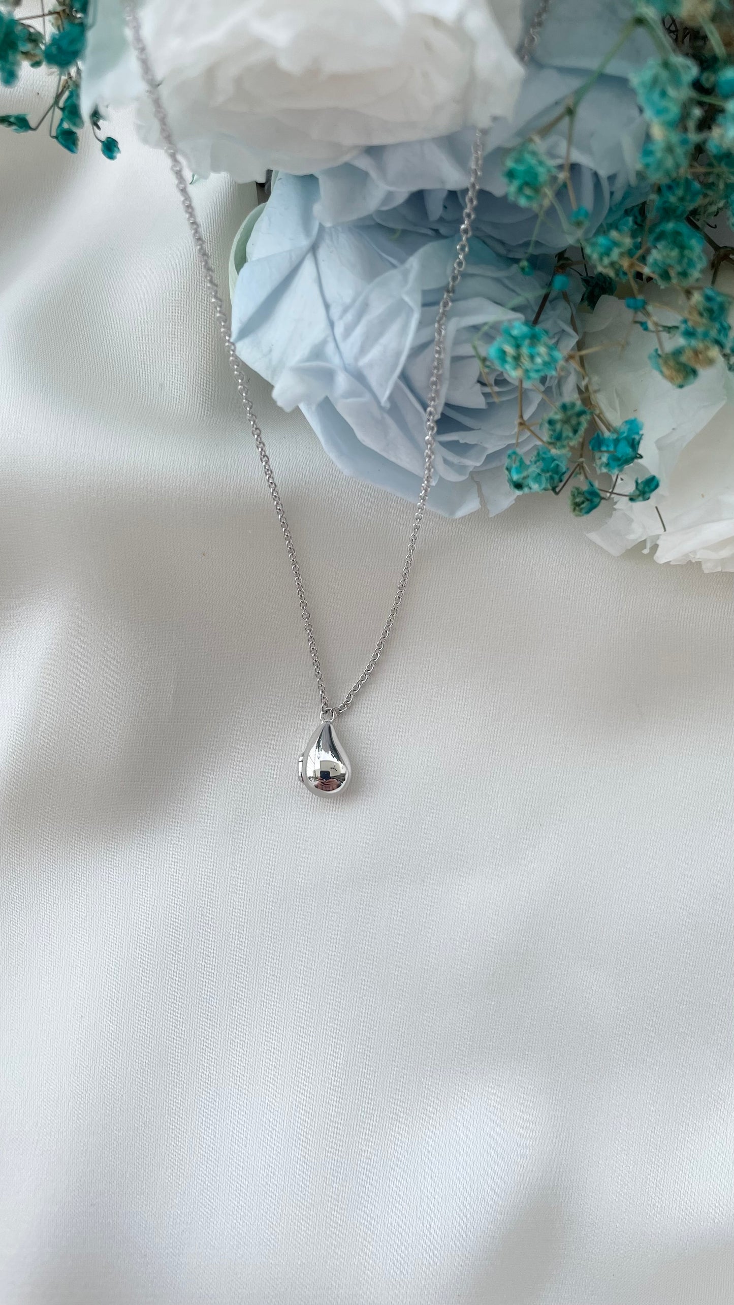 (Preorder) Teardrop Locket in Solid Gold 18K