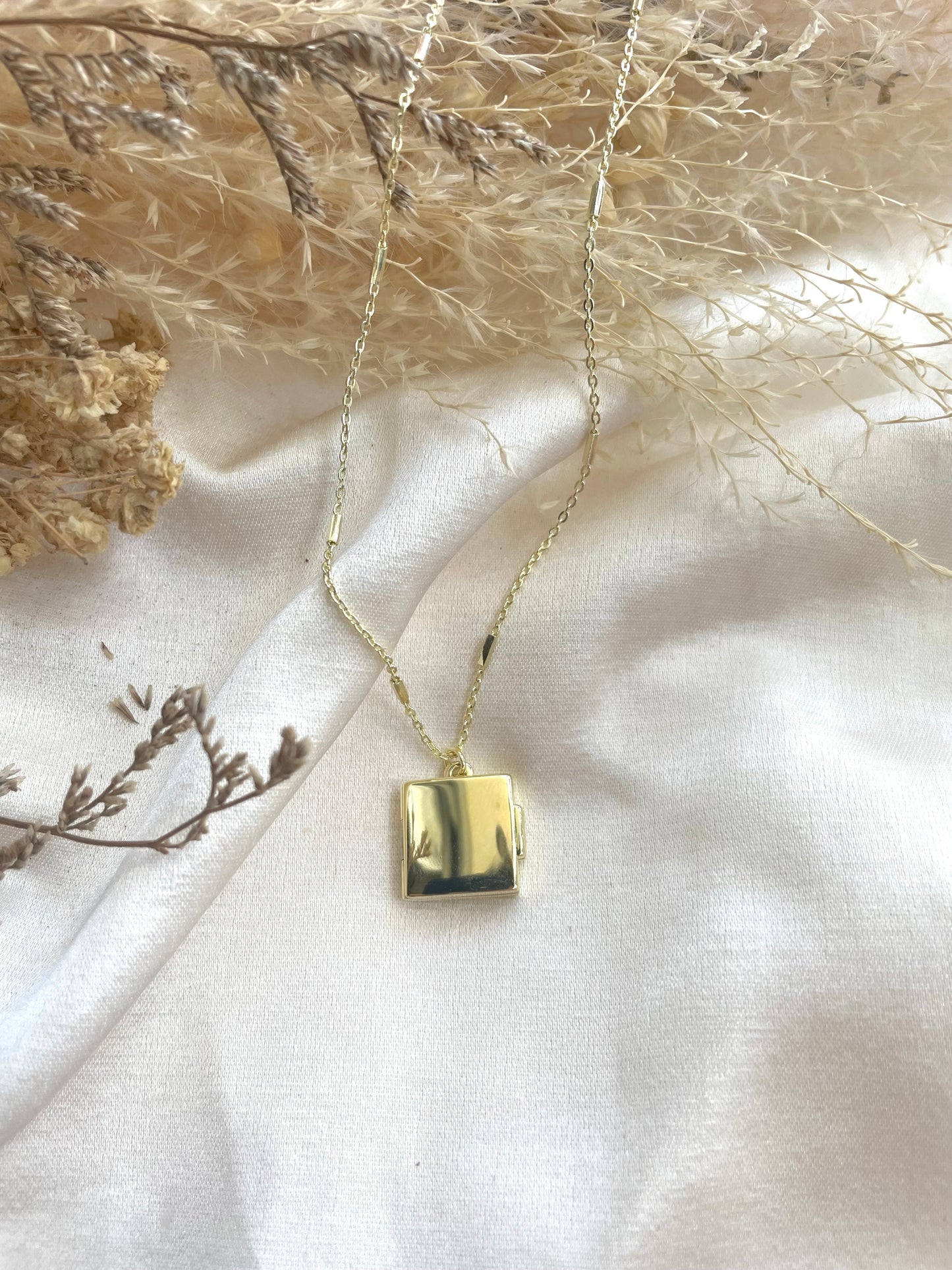(PREORDER) Square Locket In Solid Gold 18K