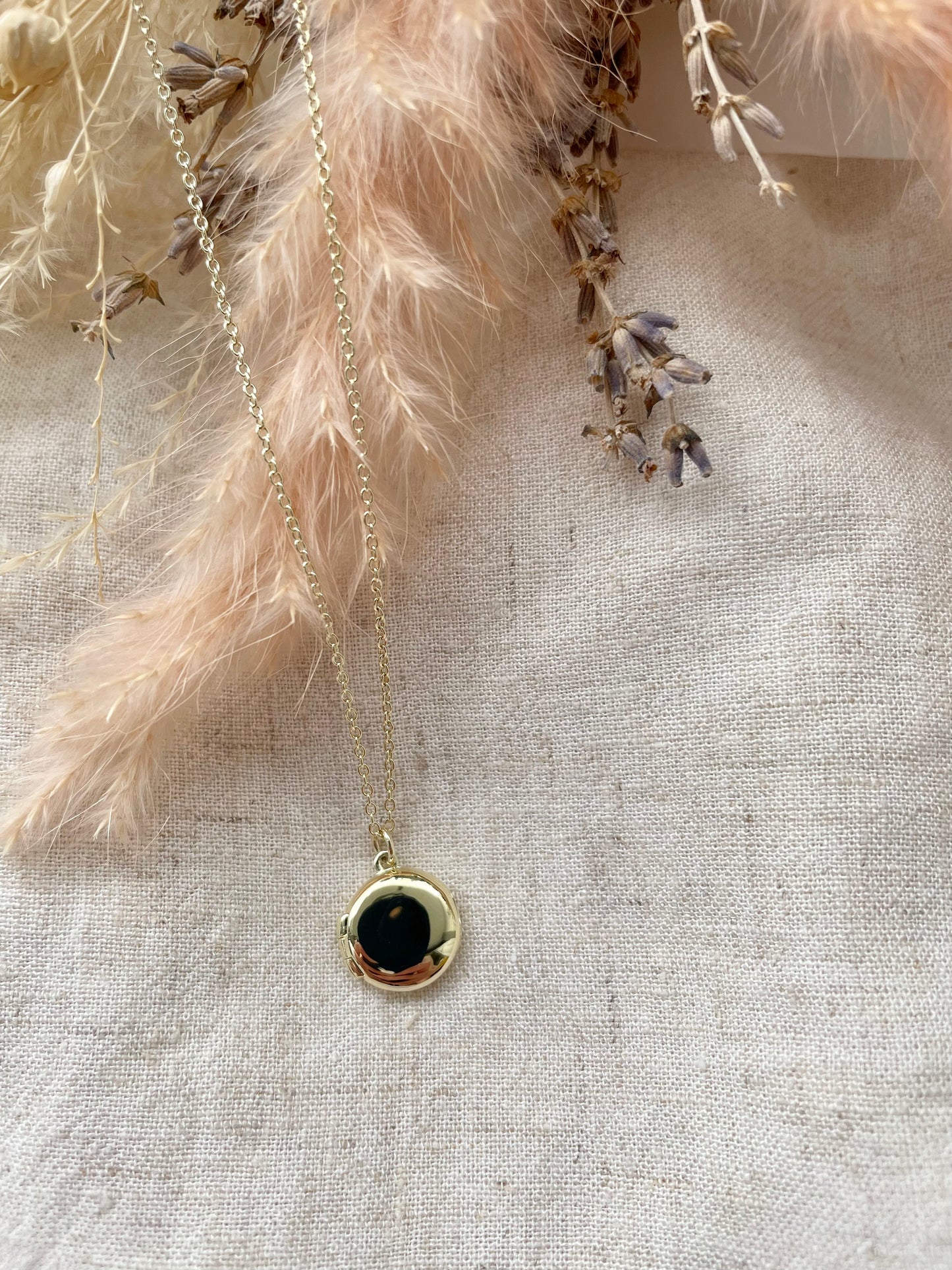 Circle locket in Gold Vermeil