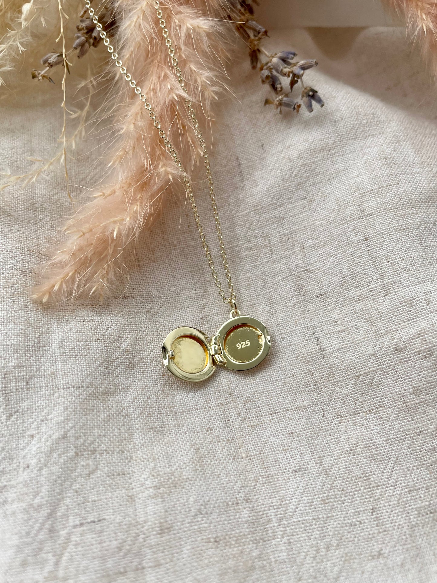 Circle locket in Gold Vermeil