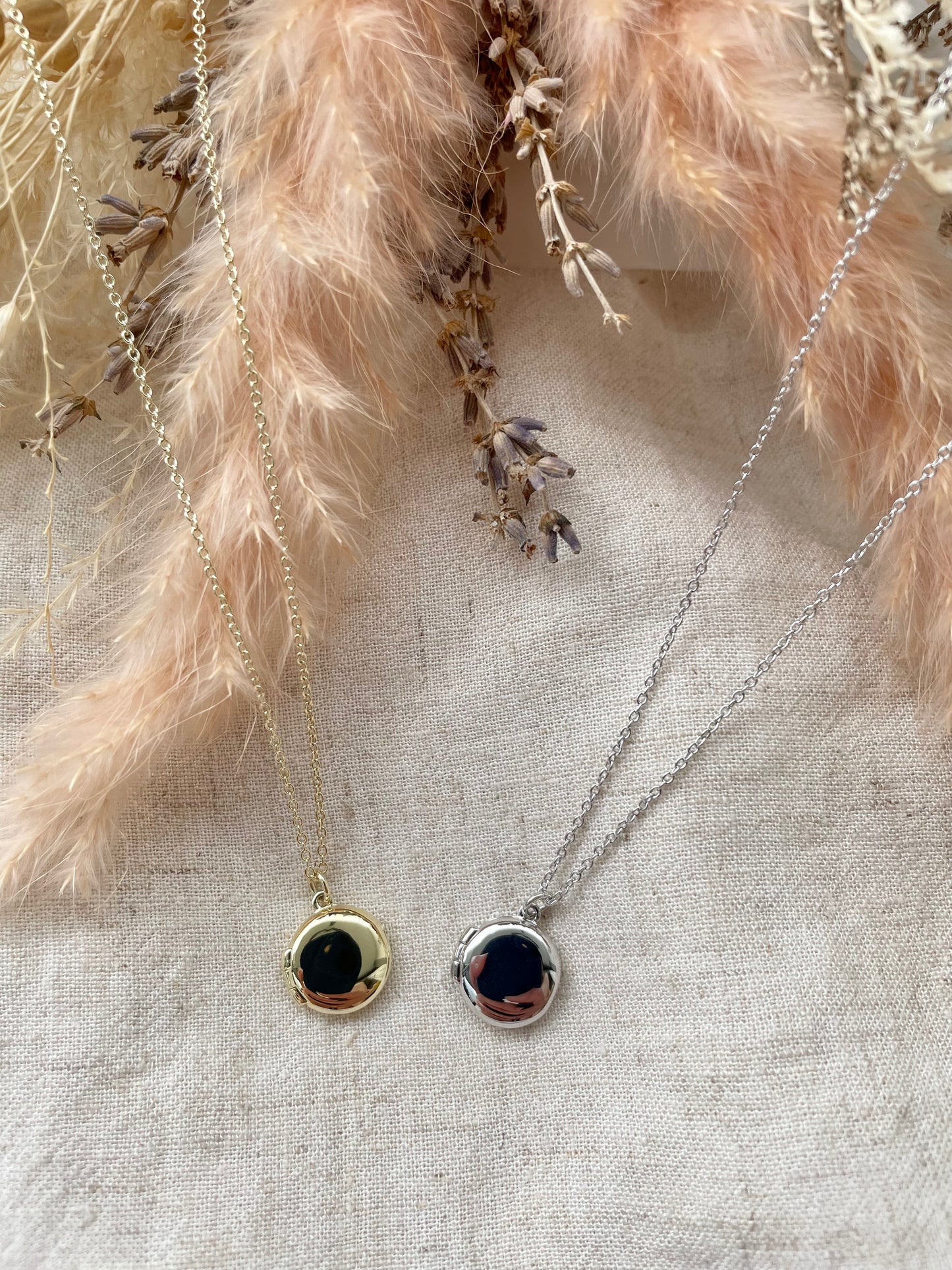 Circle locket in Gold Vermeil