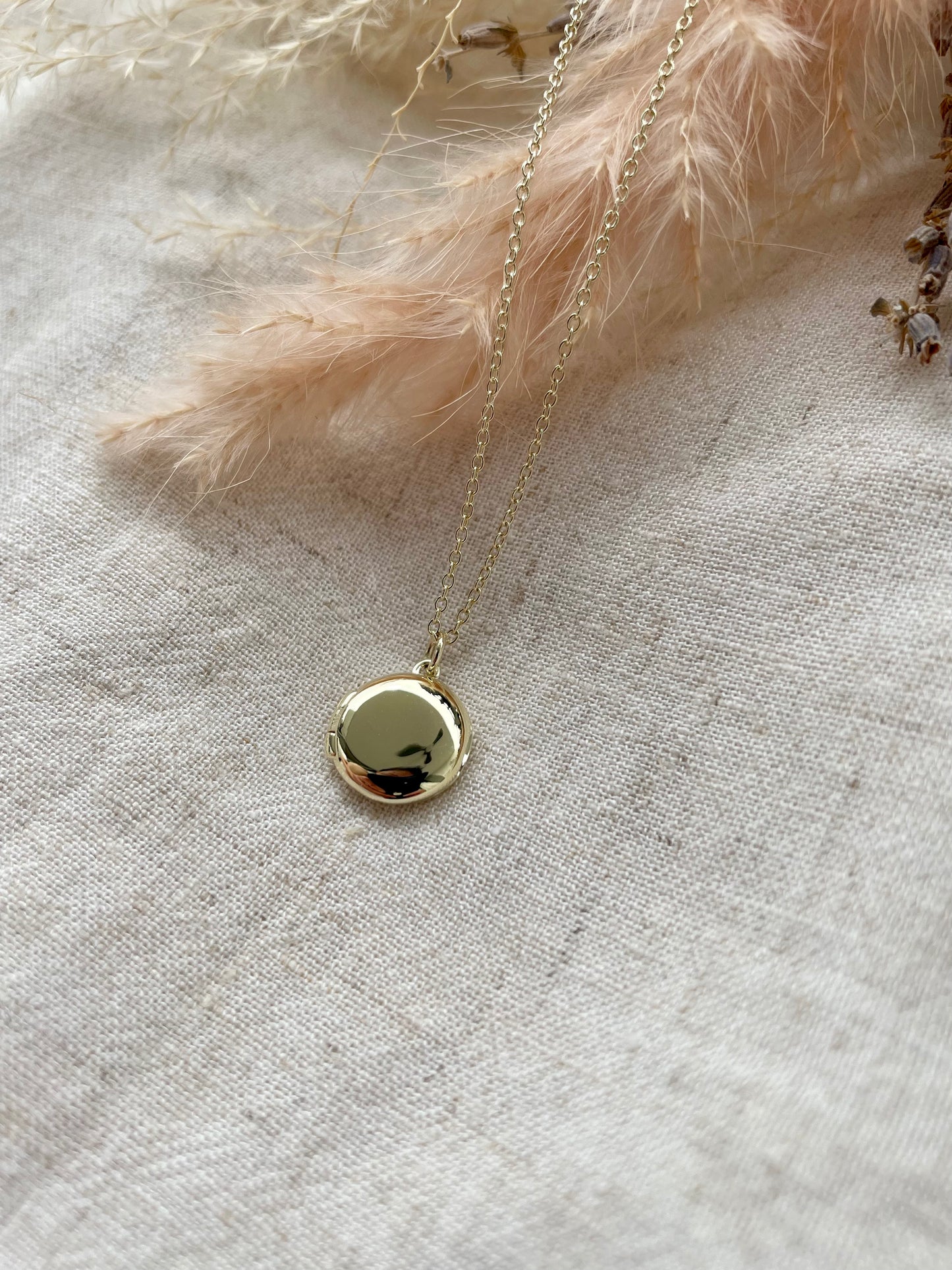 Circle locket in Gold Vermeil