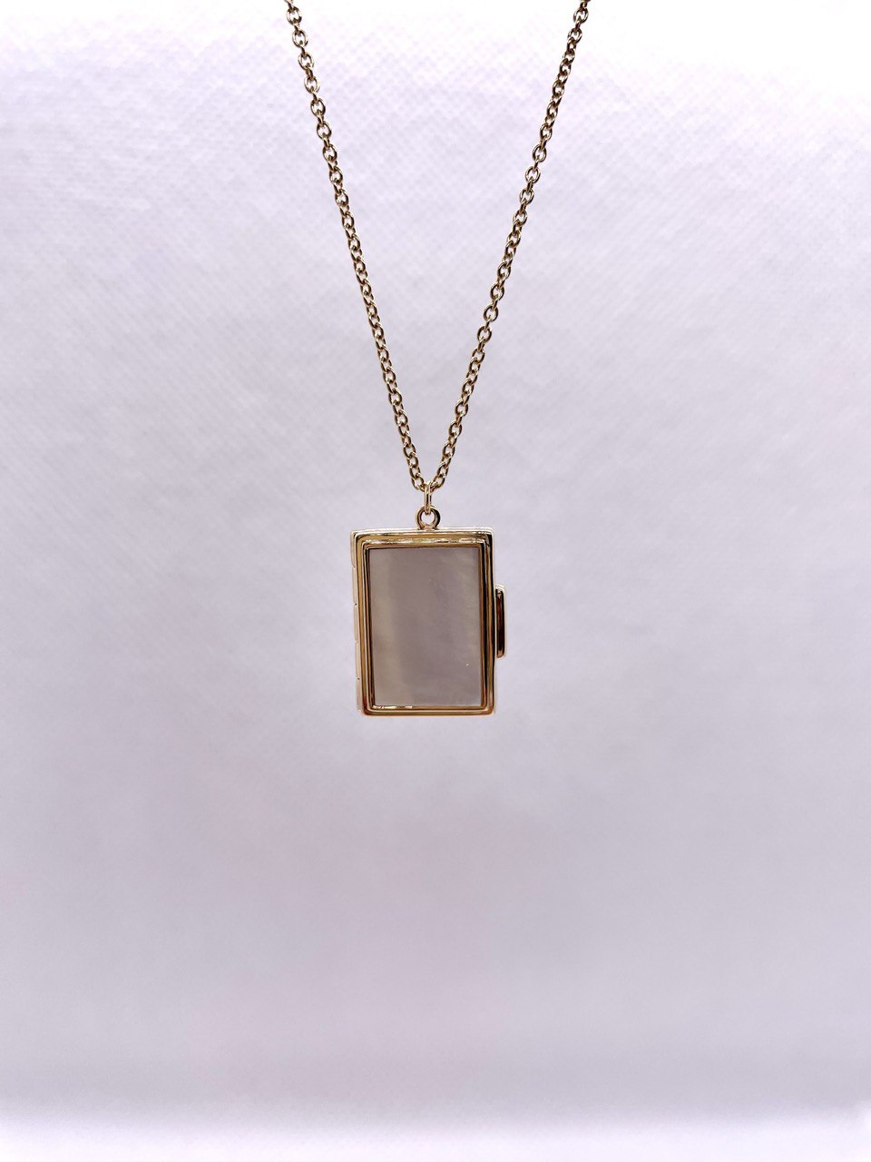 Mother of Pearl Locket In Solid Gold 18K & 14K