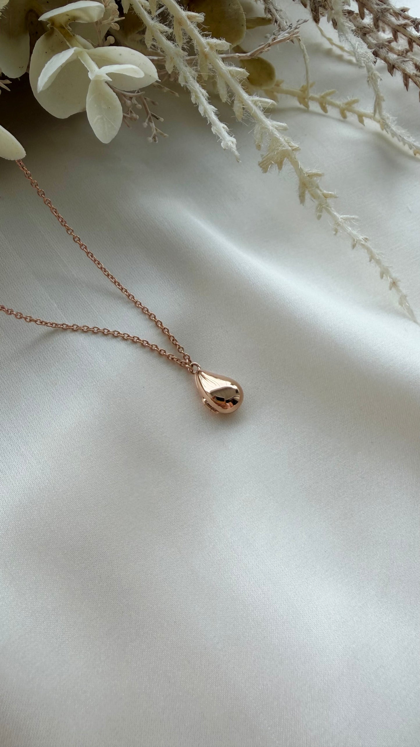 Teardrop Locket in Solid Gold 18K & 14K