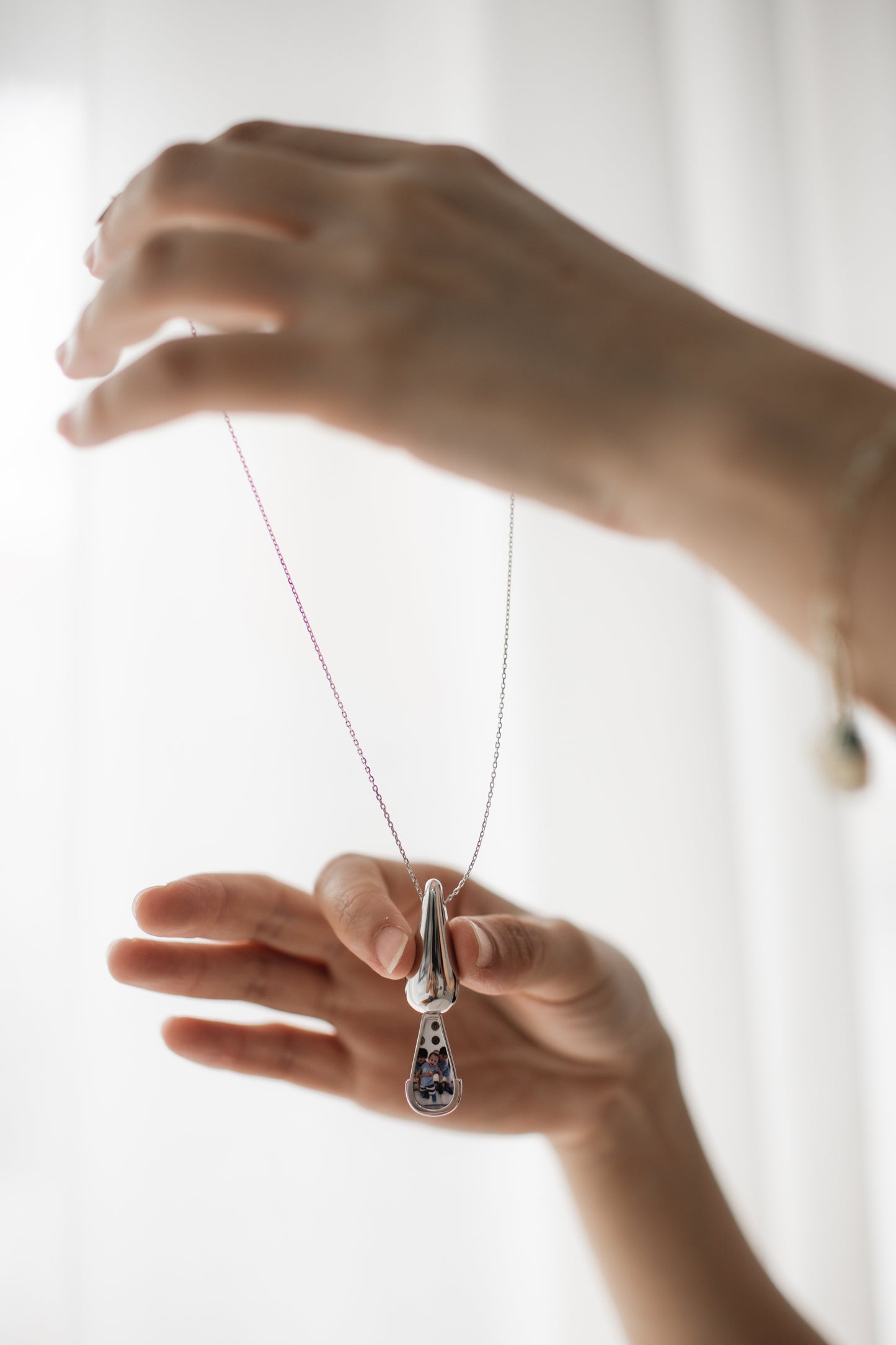 Sliding Teardrop Locket in Solid Gold 18K & 14K