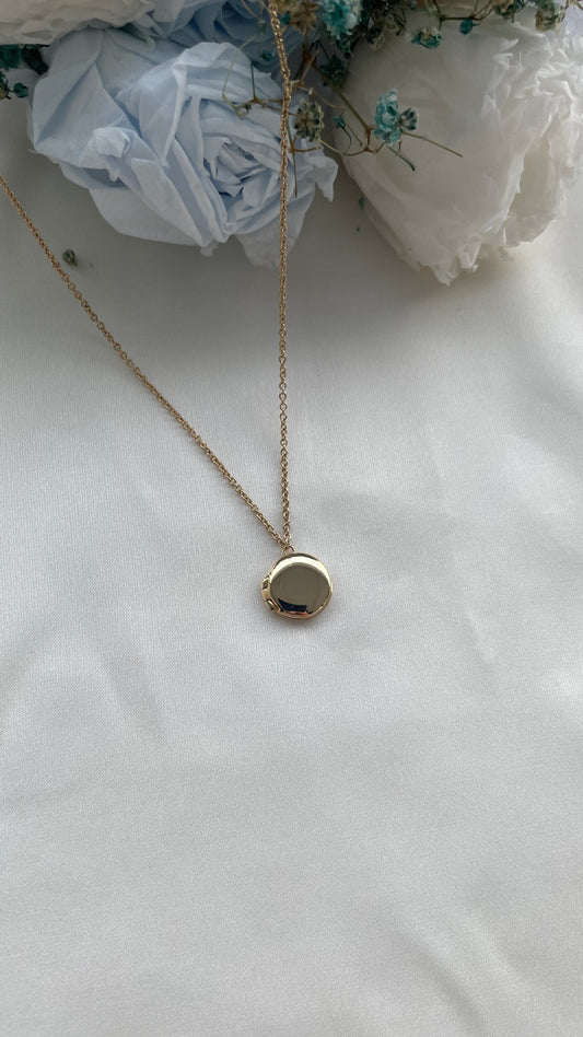 (PREORDER) Circle Locket in Solid Gold 18K