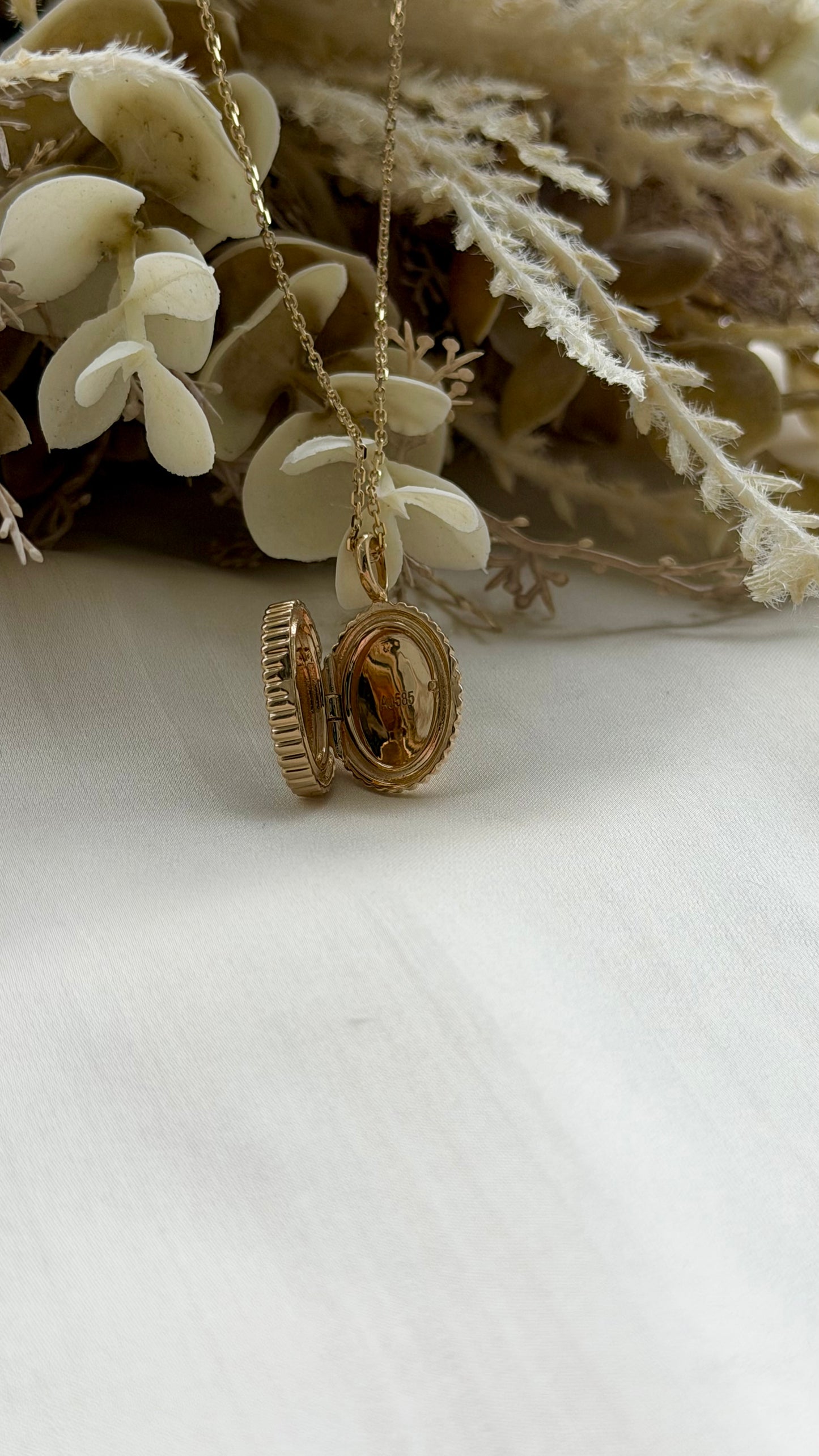 Anniversary Locket in Solid Gold 18K & 14K