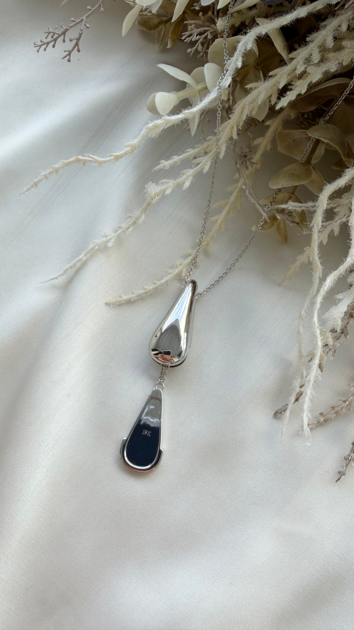 Sliding Teardrop Locket in Solid Gold 18K & 14K