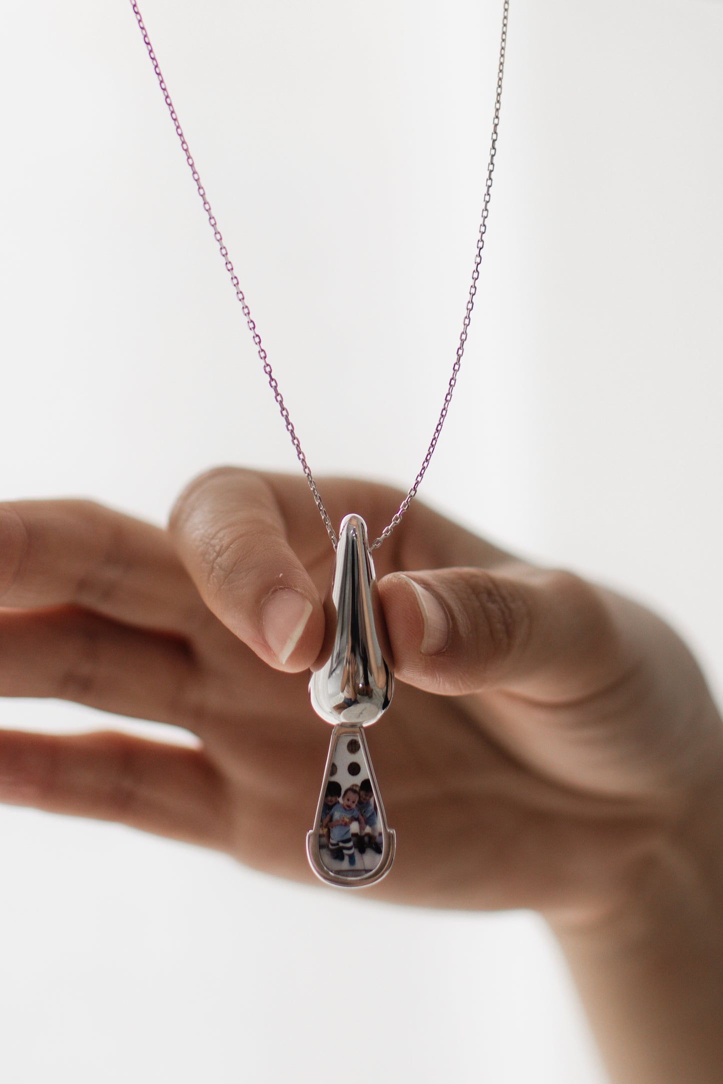 Sliding Teardrop Locket in Solid Gold 18K & 14K