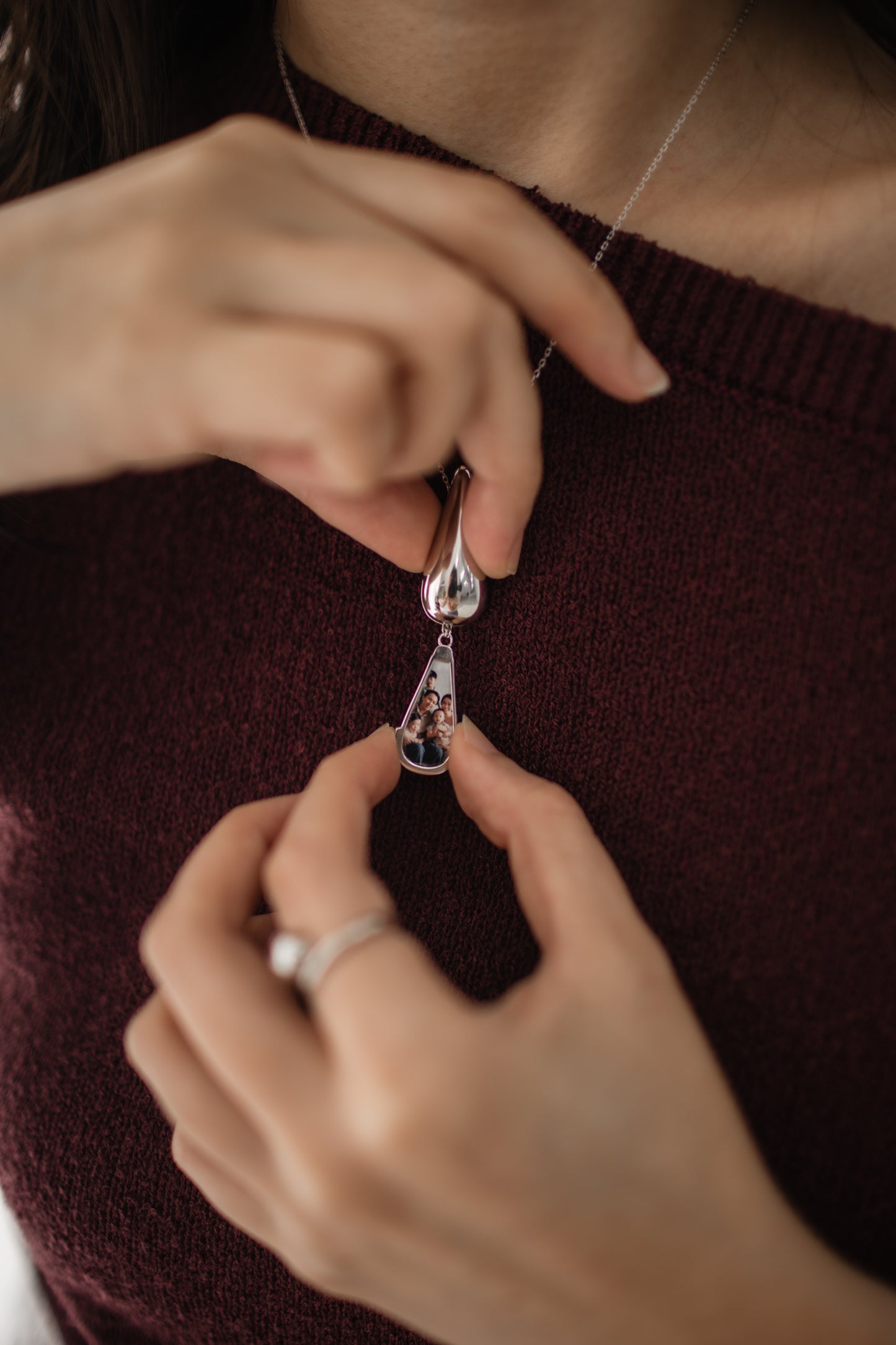 Sliding Teardrop Locket in Solid Gold 18K & 14K