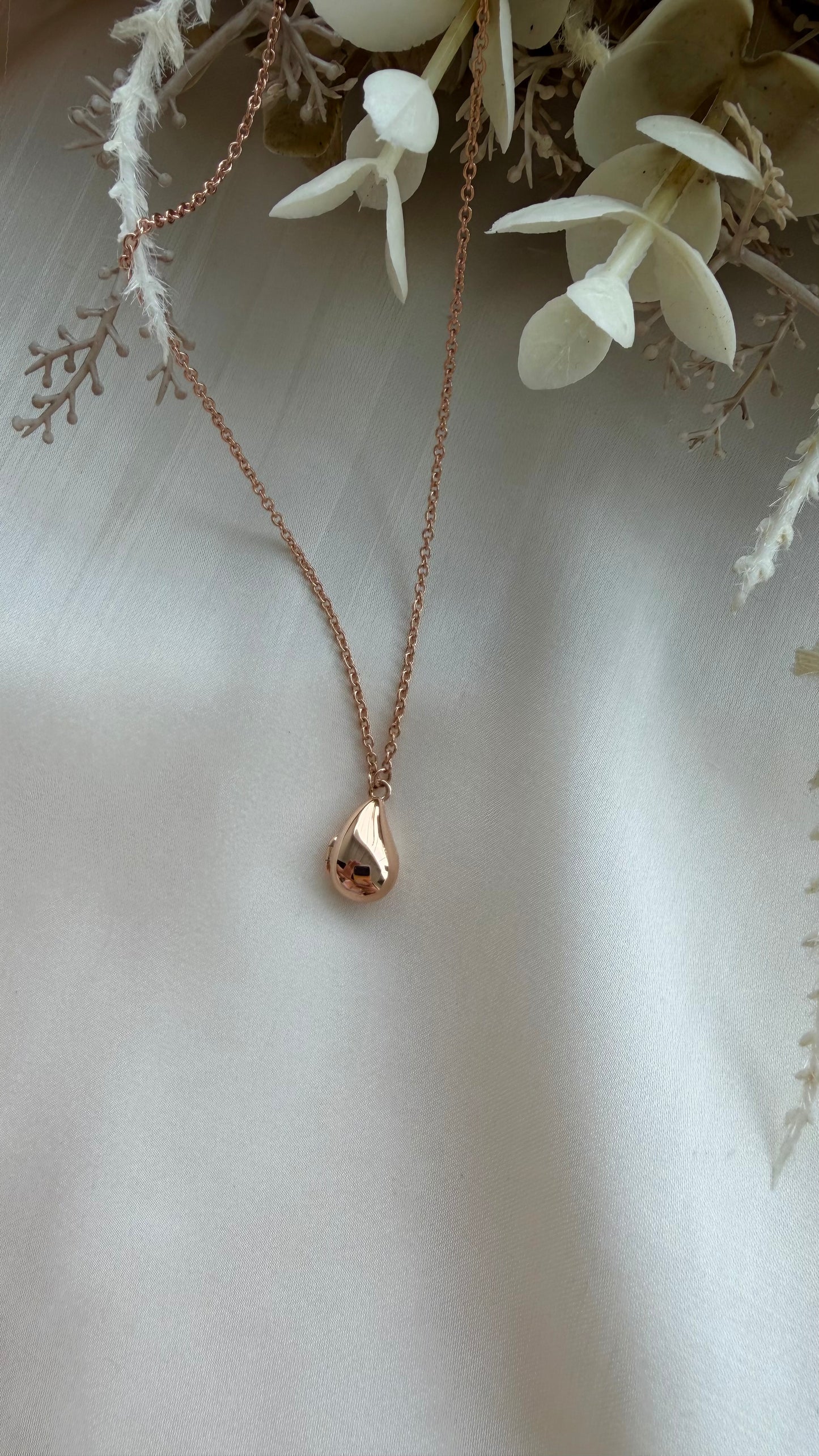 Teardrop Locket in Solid Gold 18K & 14K