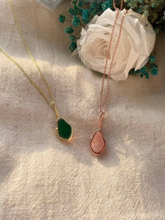 Islet Locket with Green Agate in Solid Gold 18K