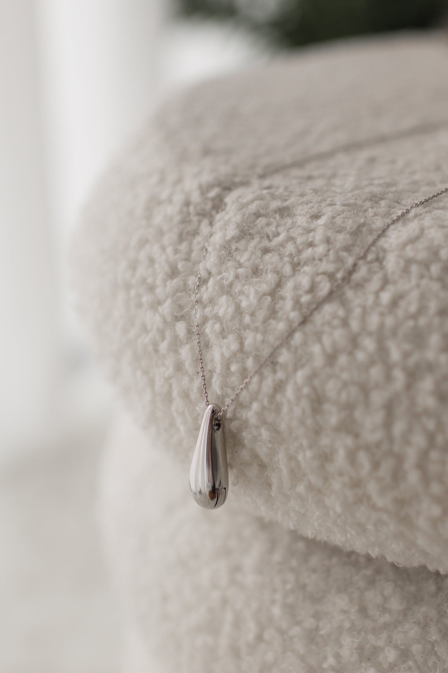 Sliding Teardrop Locket in Solid Gold 18K & 14K