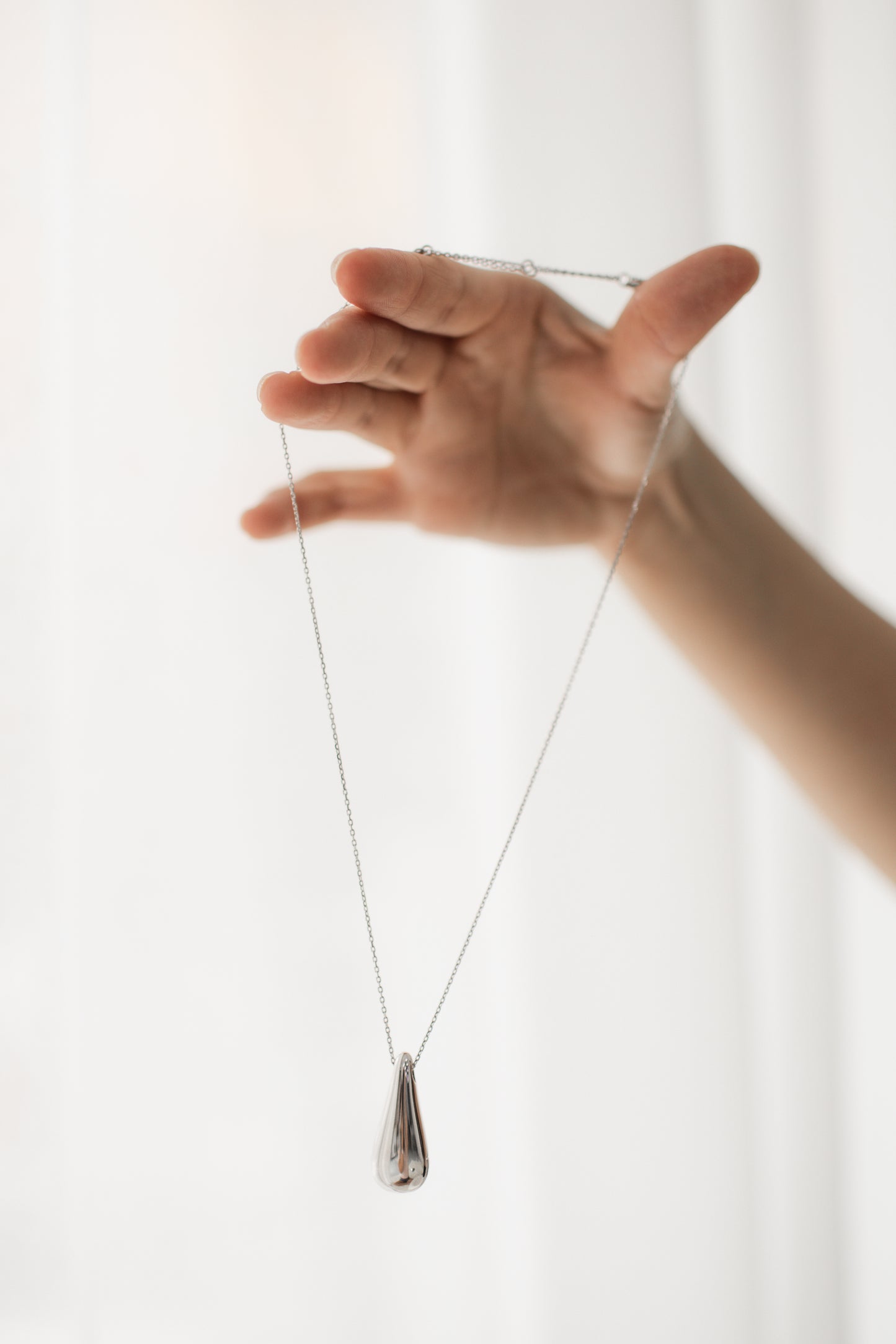 Sliding Teardrop Locket in Solid Gold 18K & 14K