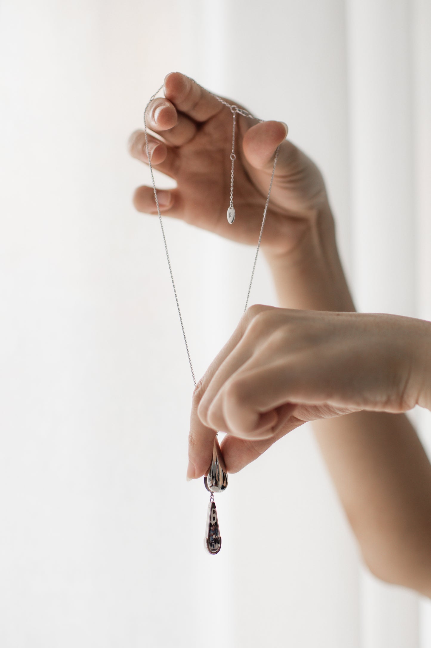 Sliding Teardrop Locket in Solid Gold 18K & 14K