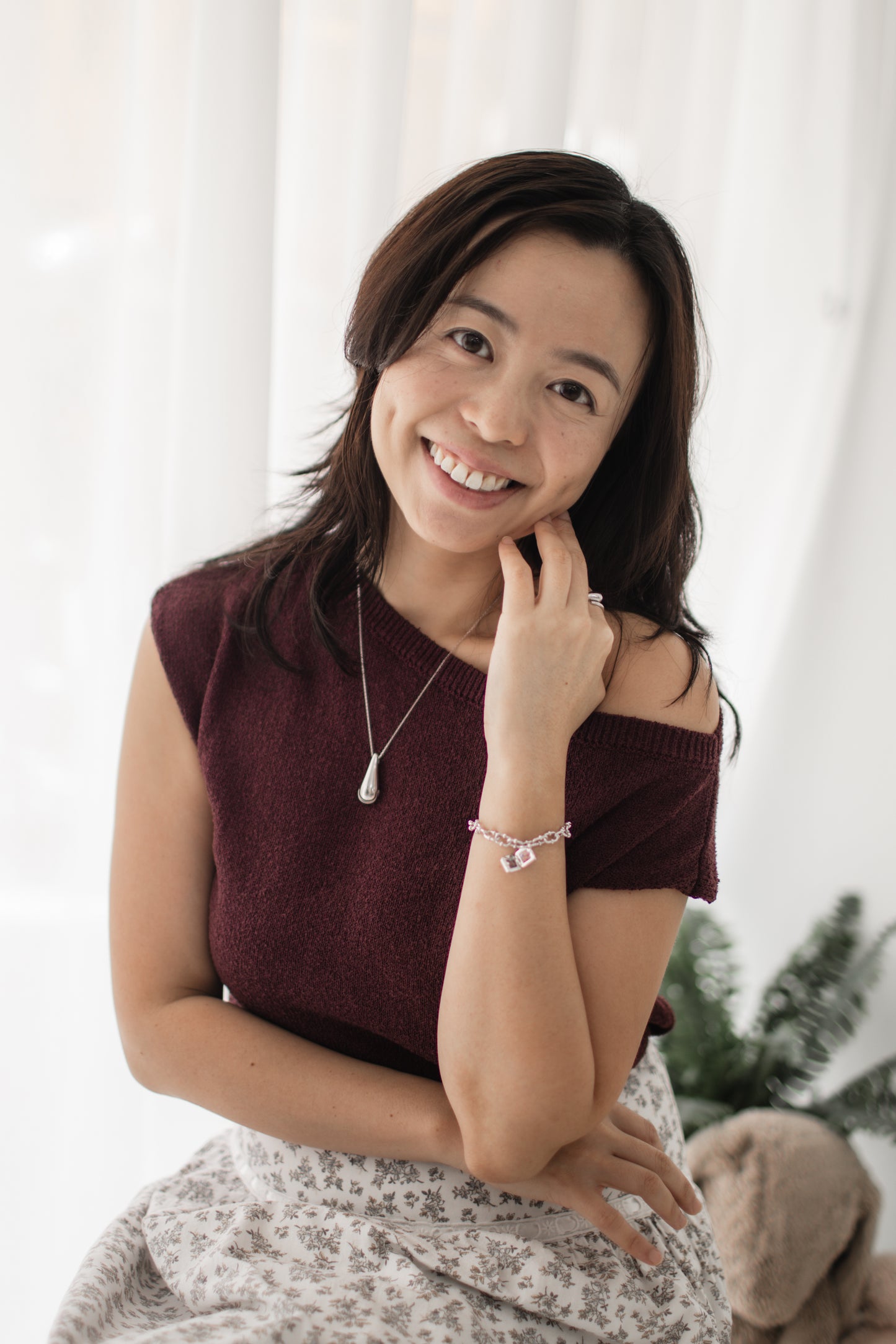 Sliding Teardrop Locket in Solid Gold 18K & 14K