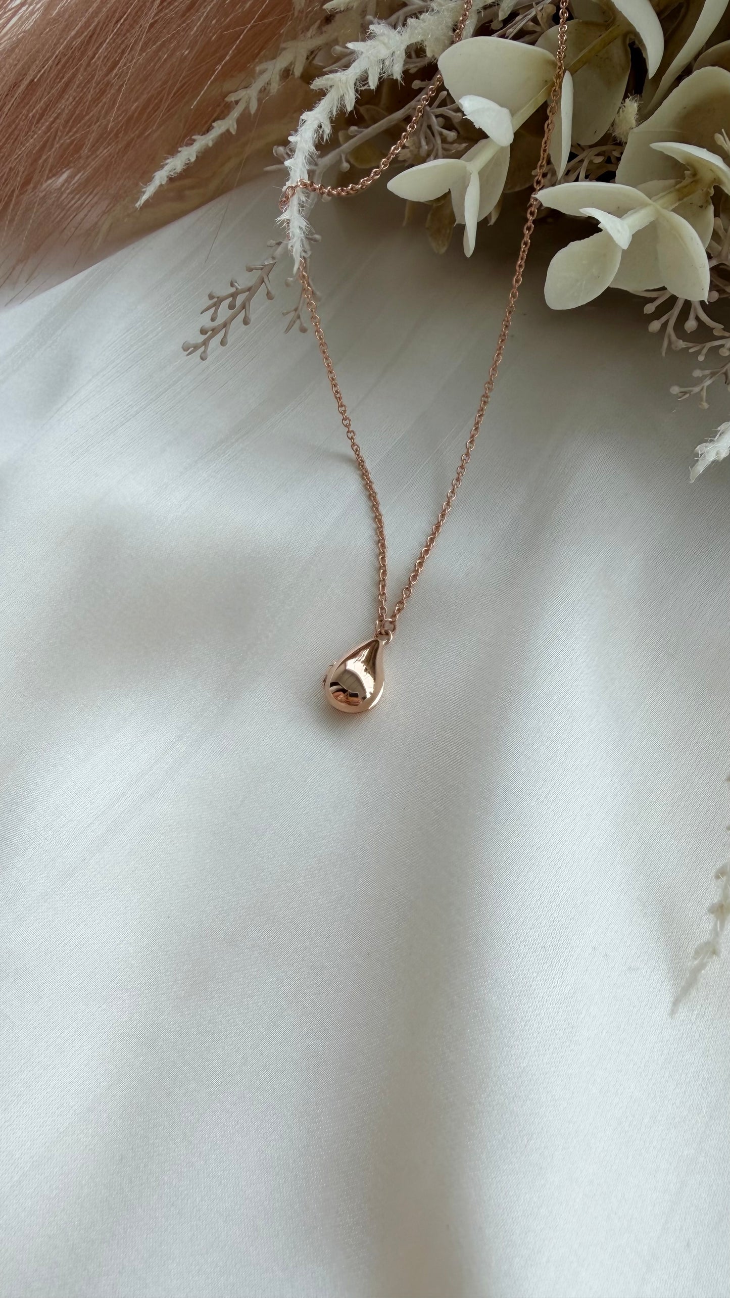 Teardrop Locket in Solid Gold 18K & 14K