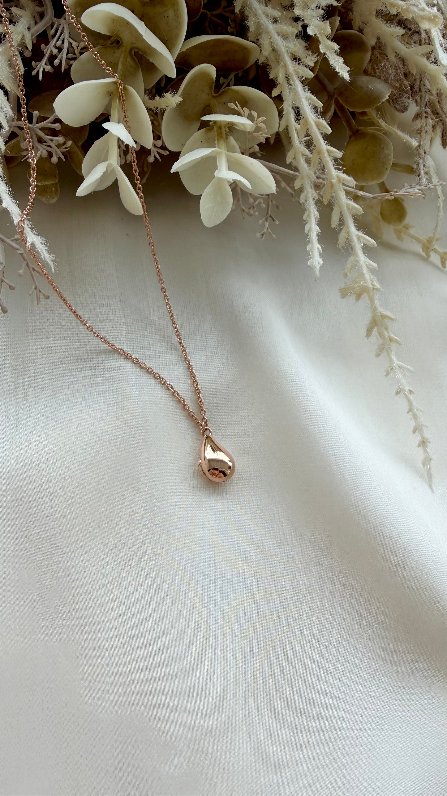 Teardrop Locket in Solid Gold 18K & 14K