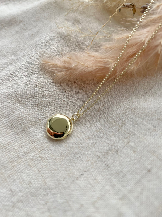 Circle locket in Gold Vermeil